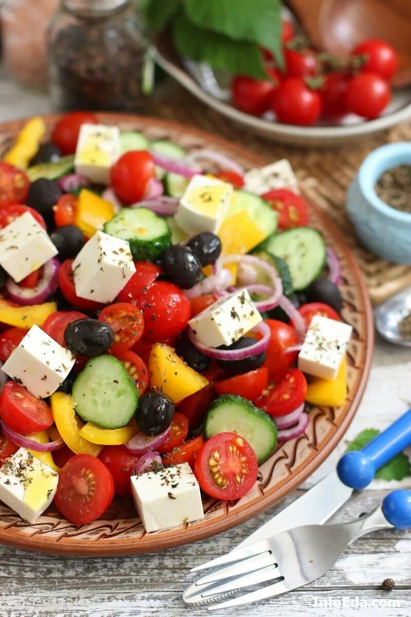 греческий салат с фетаксой и маслинами. греческий салат. салат оливки помидоры сыр фетакса маслины. Greek salad(греческий салат). греческий с фетой.