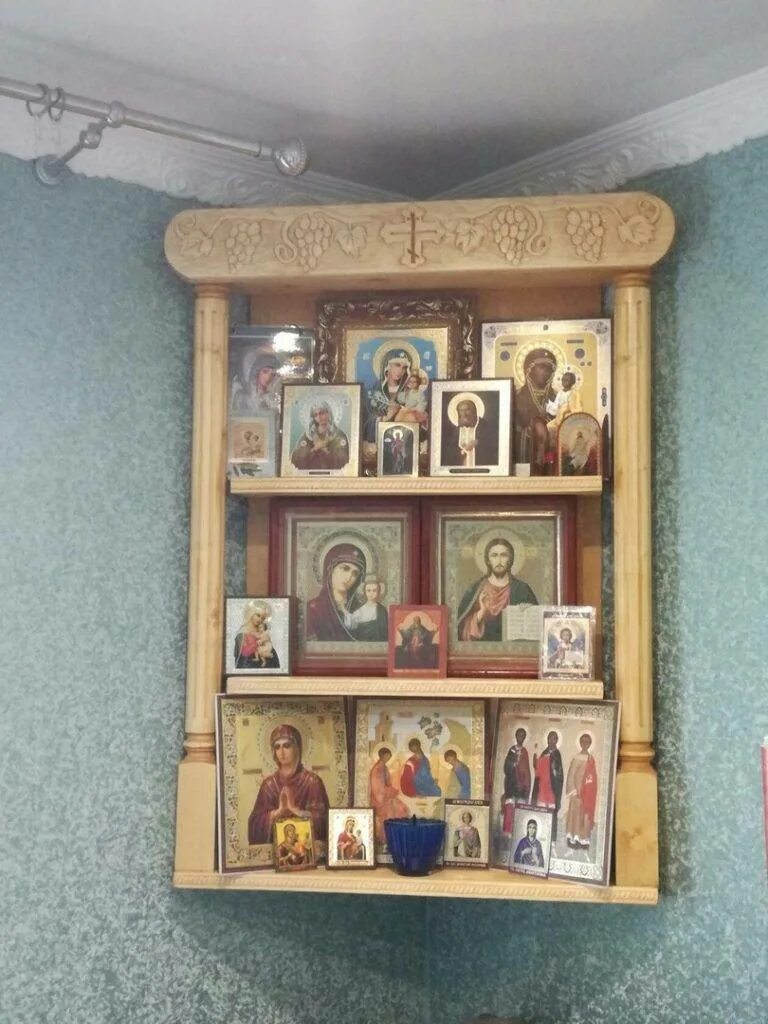 Где правильно ставить иконы. Старообрядческий домашний иконостас. старообрядческая божница. лампадки для домашнего иконостаса. иконы для домашнего иконостаса.