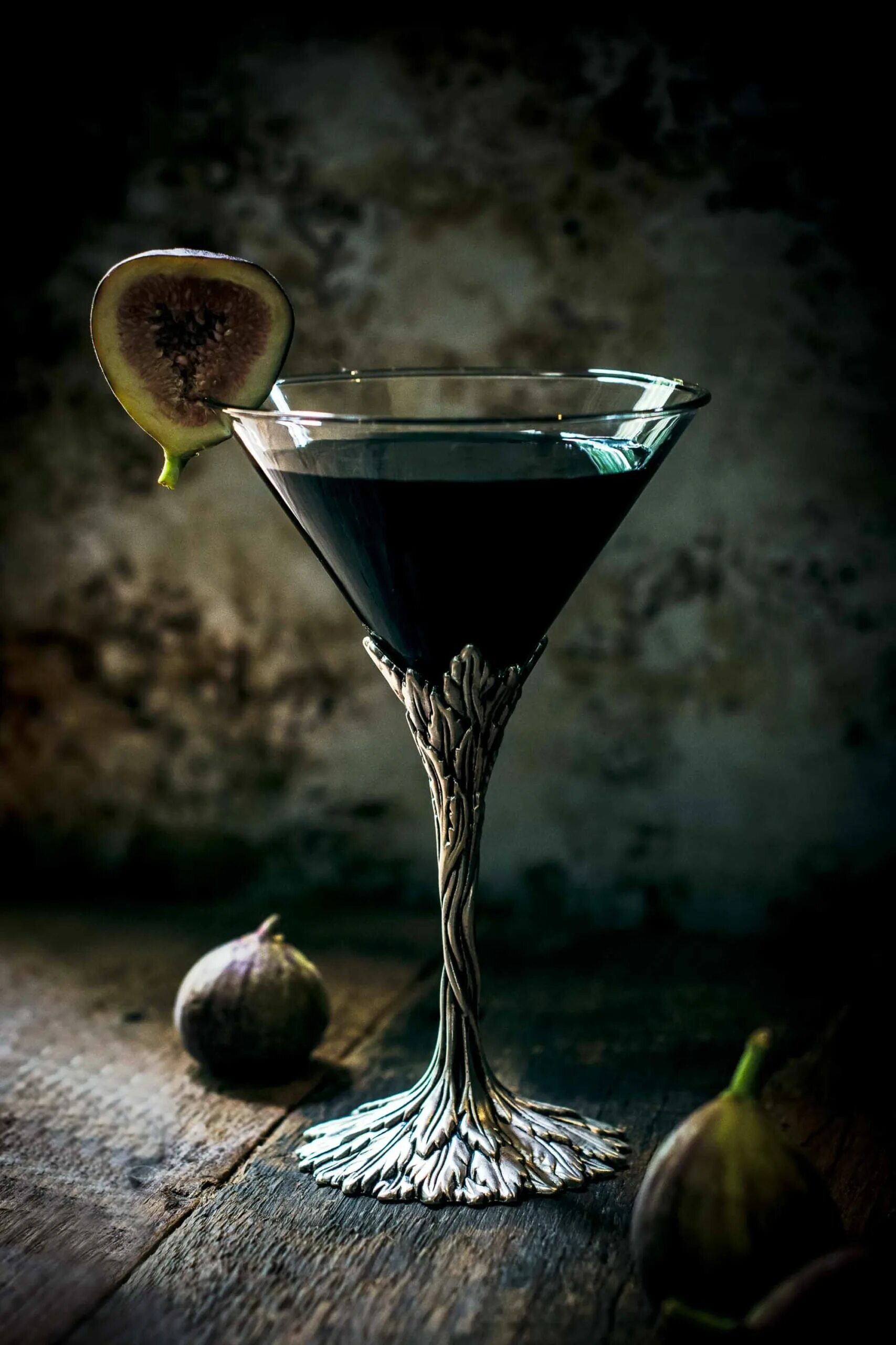 Black cocktail. Мартини Блэк. Черный коктейль. Коктейль Эстетика. Алкогольные коктейли темный.