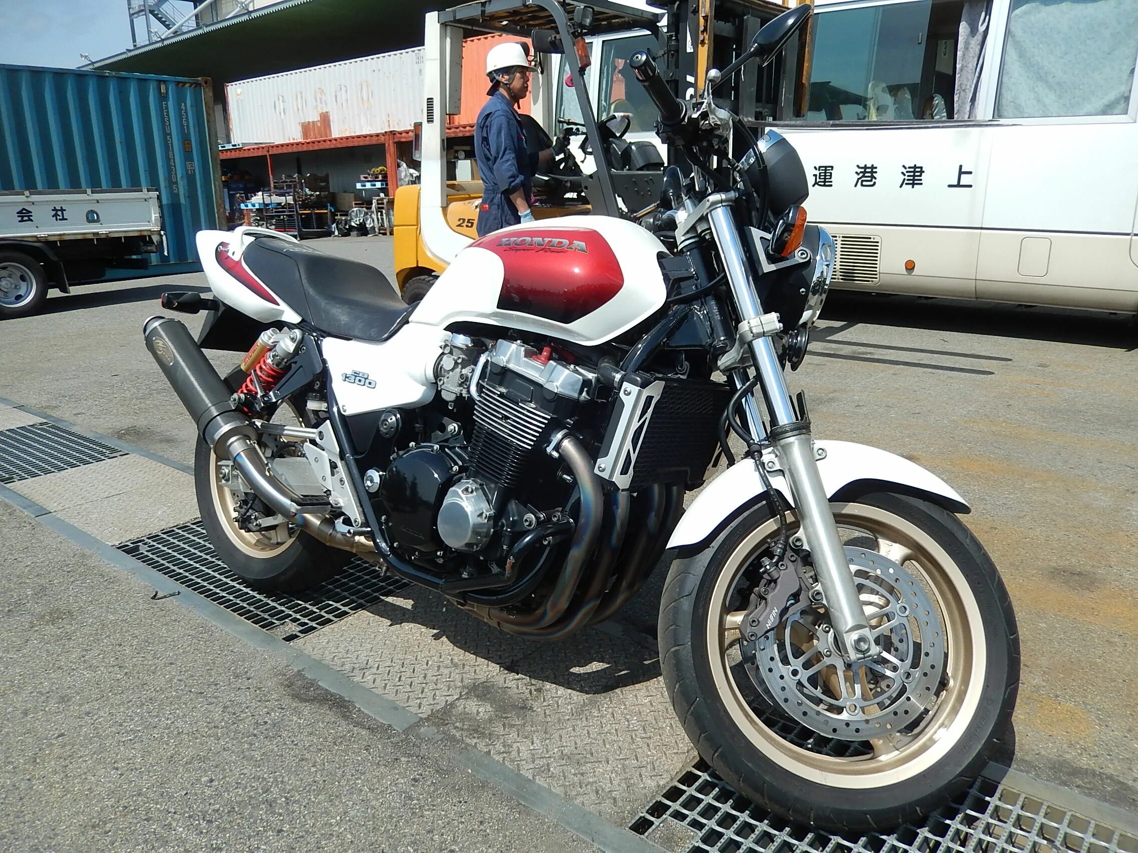 Honda cb1300 1998. Мотоцикл Хонда 1300 кубов. Карбюратор Honda cb1300. Хонда СИБИ 1300 кубов.