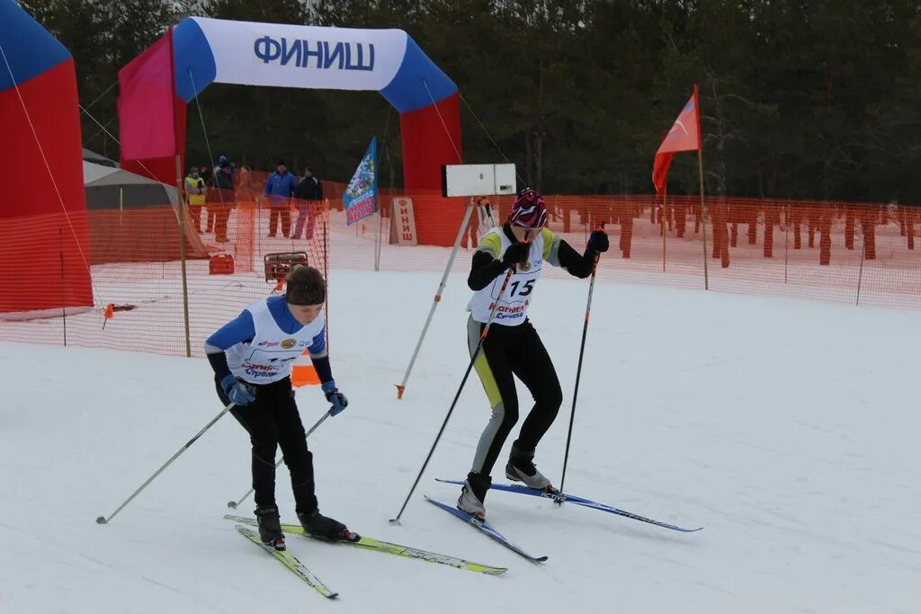 Чемпионат россии по лыжным гонкам ханты мансийск командный спринт. Лыжные гонки старт спринт. Спартакиада лыжные гонки спринт финал. Коньковый стиль на лыжах. Спартакиада лыжные гонки спринт финал.