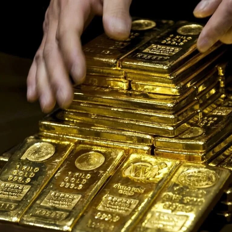 Золото богатство. Куча золота. Золотые слитки и монеты. Деньги золото богатство. Золото станет деньгами