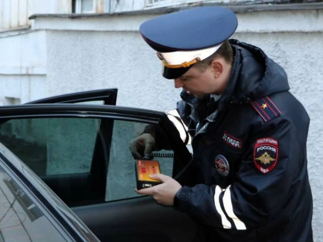 В каком году разрешат тонировку. Тонировка полиция. рейд гибдд тонировка. нарушение за тонировку. автоинспекторы измеряют тонировку.
