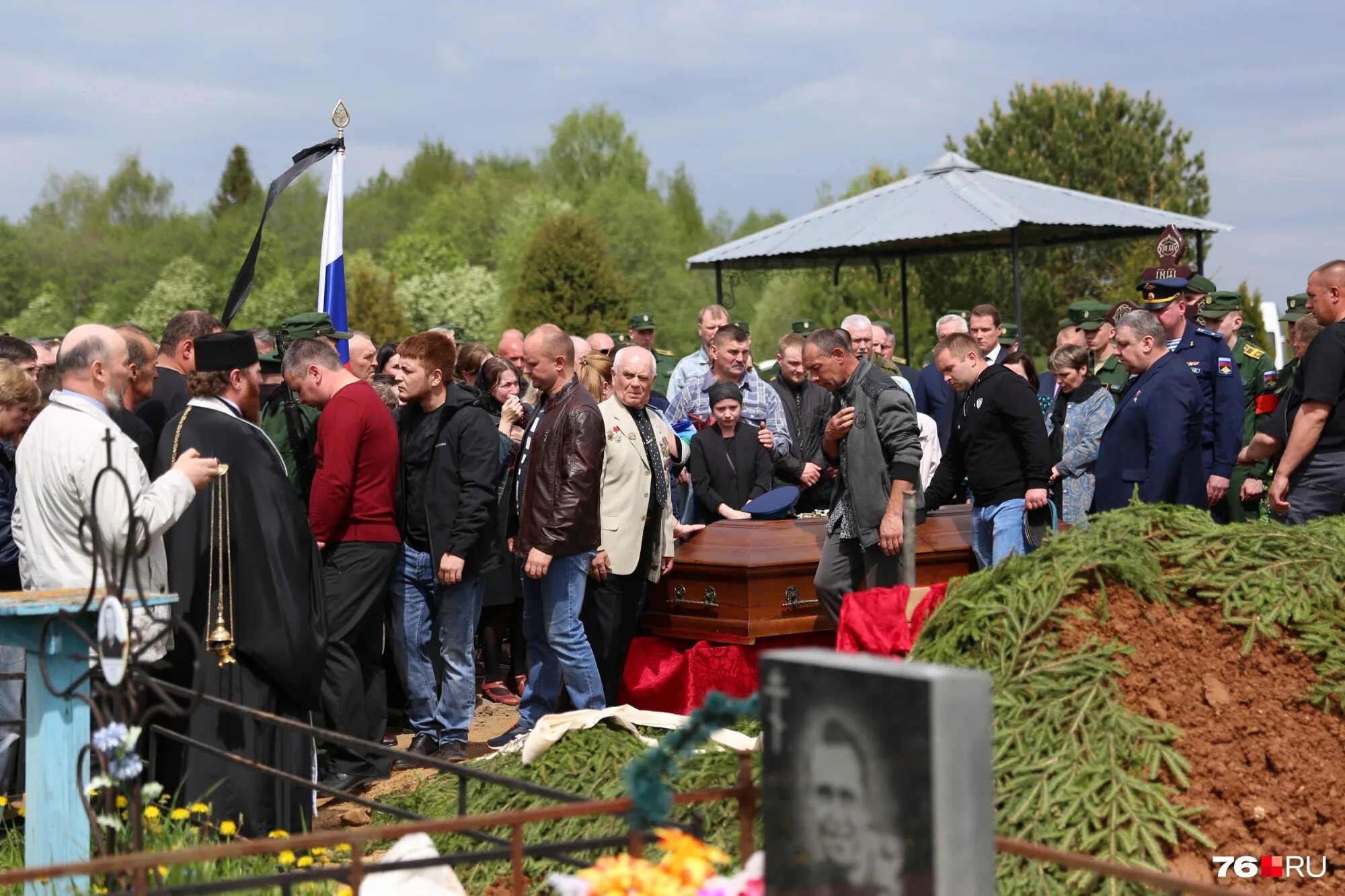 Погребение участника сво. Простились с погибшим в Ярославской.