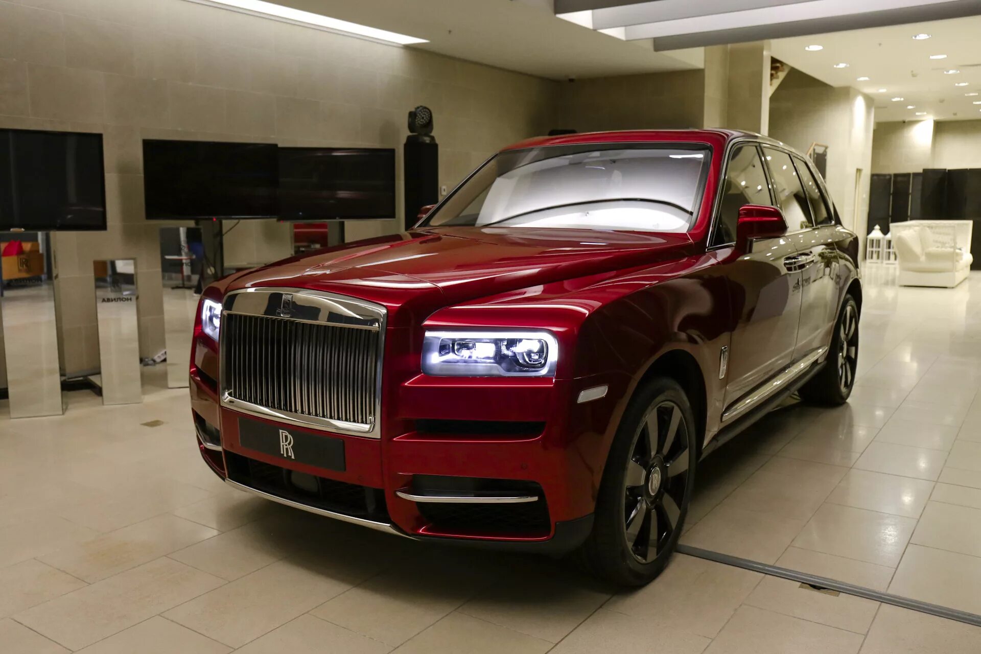 Роллс ройс калинан. Роллс Ройс Куллинан. Rolls Royce Cullinan 2022. Роллс Ройс Куллинан 2022. Rolls Royce Cullinan красный.