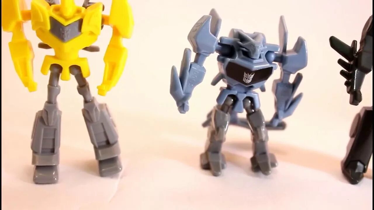 Kinder robot. Трансформеры Прайм Киндер. Kinder Joy Transformers. Трансформеры Прайм игрушки Киндер сюрприз. Киндер Джой трансформеры.