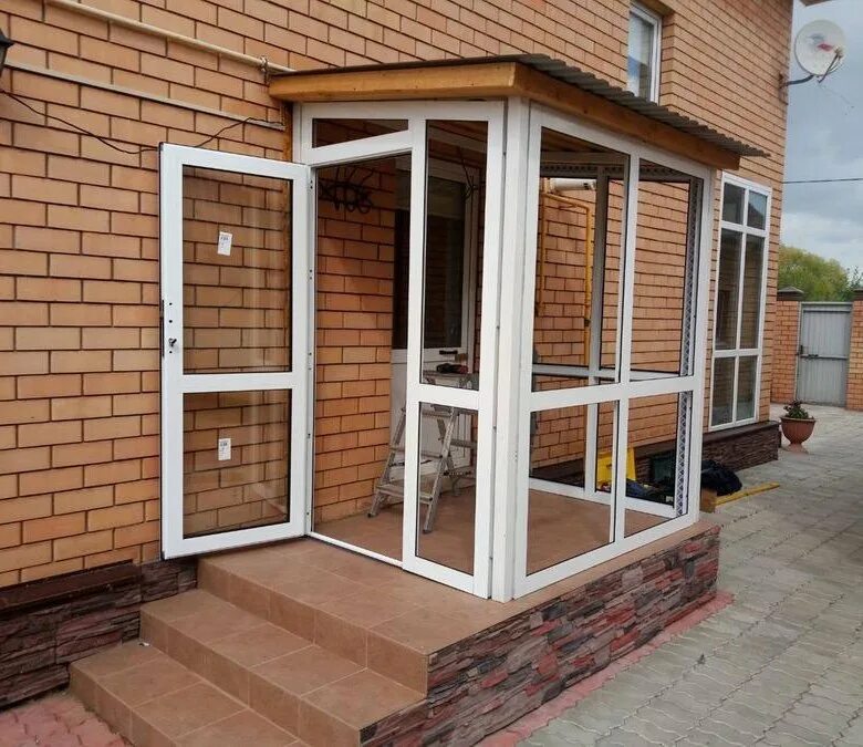 Стеклянное крыльцо. Мягкое остекление крыльца. Остекление террасы. Дома с верандой. Зимнее остекление террасы.