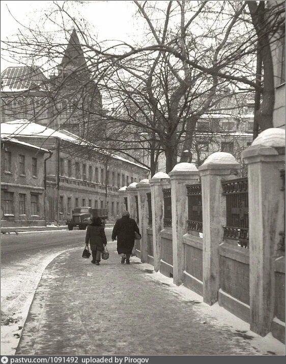 Даев переулок 10. Сретенские переулки москвы. Сретенский переулок д 14. Щербаковский универмаг на сретенке. Дом с кариатидами на сретенке.