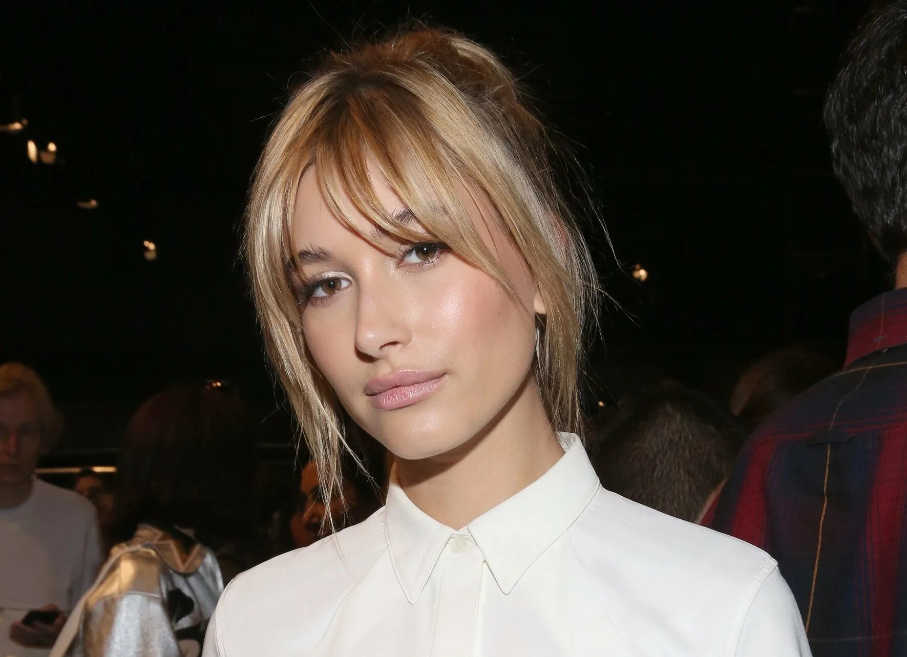 Хейли бибер челка шторка. Челка на две стороны 2023. Челка на две стороны 2023. Стрижка с разделенной челкой. Челка на две стороны 2023.