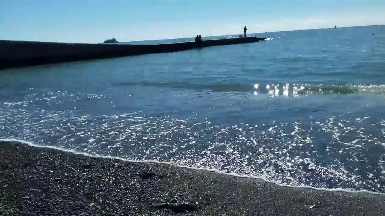 Прогноз моря в сочи. Пляж маяк сочи. чёрное море сочи пляж маяк. штиль адлер пляж. пляж маяк сочи галька.