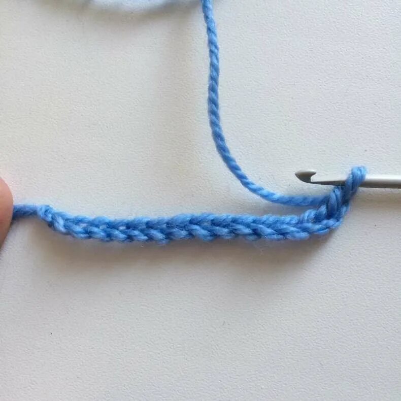 Воздушные полотна петля. Браслет из трикотажных шнуров. Шнур для вязания. Обвязать цепочку крючком. Вывязывание цепочки воздушных петель.