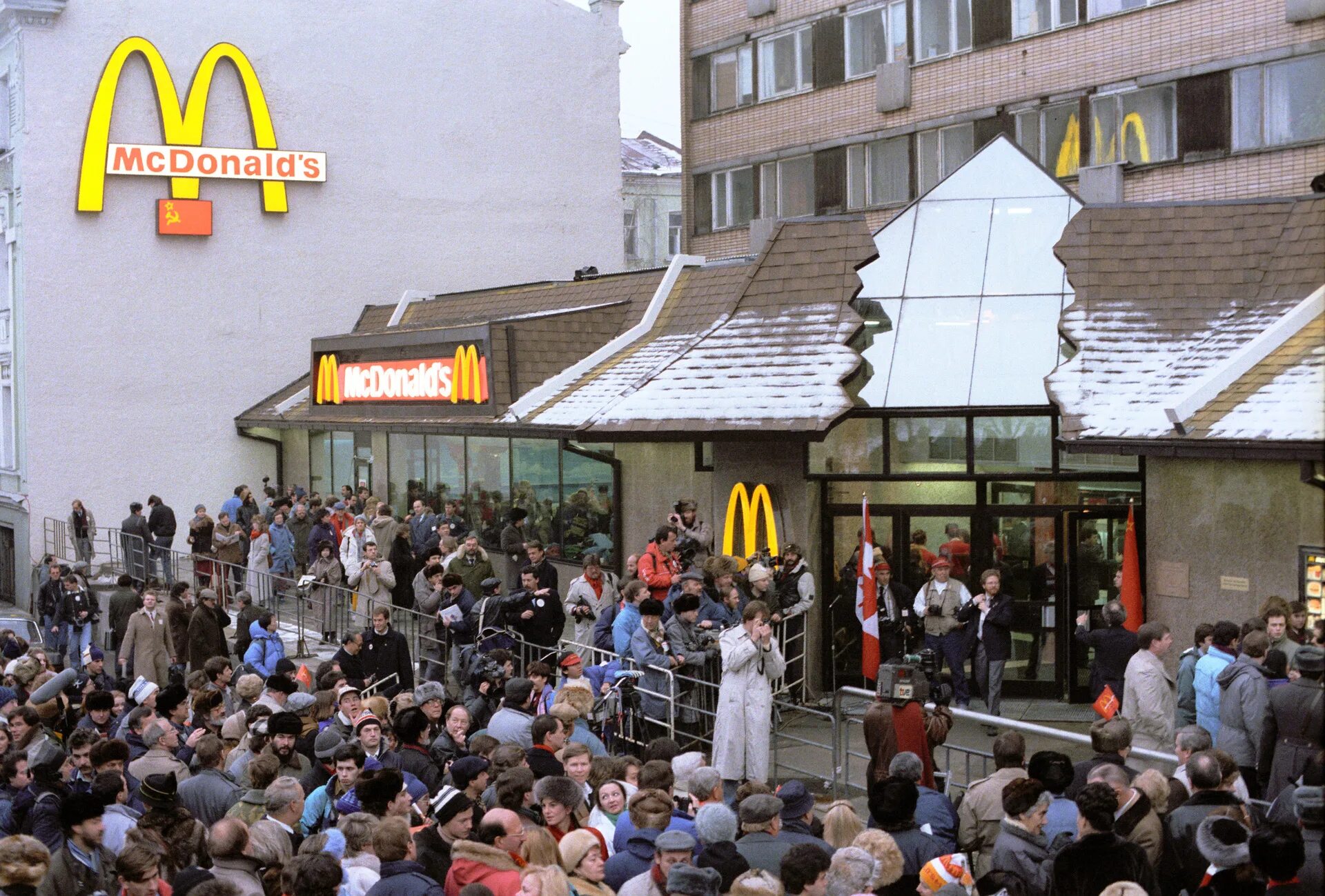 Первый Московский Макдоналдс 1990. Открытие первого Макдональдса в Москве в 1990 году. Очередь в макдональдс 1990 на Пушкинской. Очередь в макдональдс 1990 Москва.