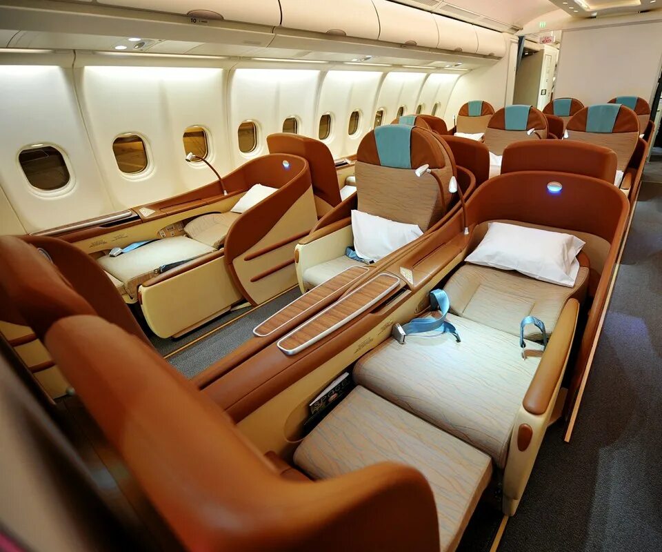 First class отзывы. Oman Air бизнес класс 330. Airbus a380 Business Jet внутри. Oman Air самолеты бизнес класс. Oman Air салон самолета a333.