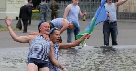 Вдвшники купаются в фонтане