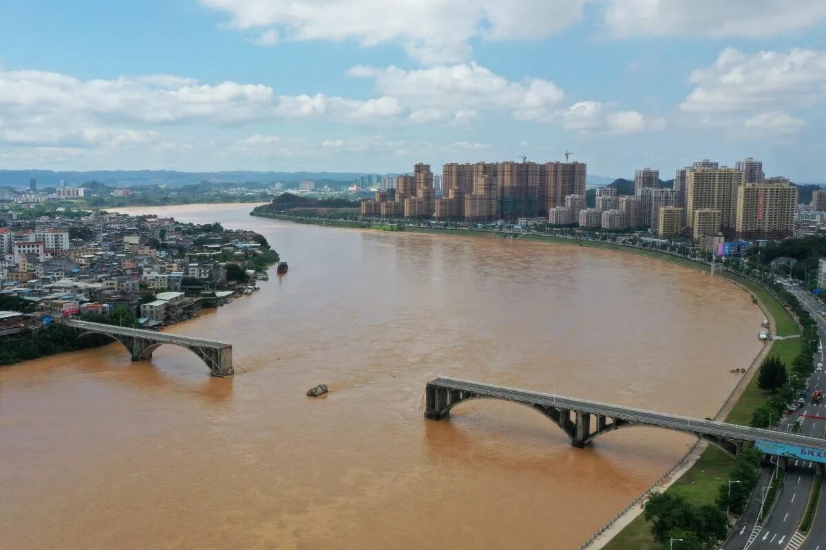 Мост через реку Янцзы в городе Ухань. Хуанхэ Москва. Благовещенск река Китай. Благовещенск и Китай. Россия граничит с китаем через реку