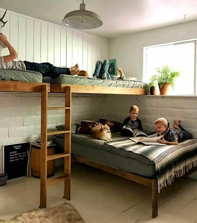 Над четверыми. Кровать для четверых детей. Комната для трех мальчиков. Комната для троих детей. Спальня для четверых детей.