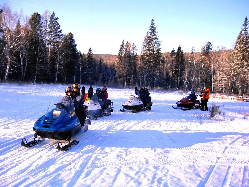 Прогулка на снегоходах. Турбаза снегоходы. Снегоходы зубровник. Турбаза усть каспа красноярский край. Дом для снегохода.