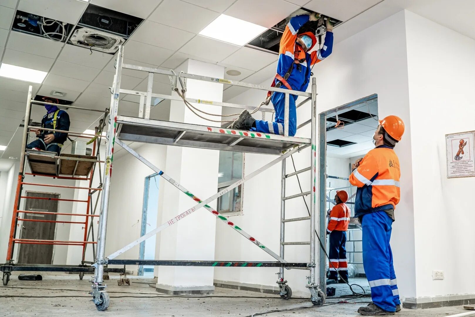 Средства подмащивания на лестничных маршах. Россети учебный центр екатеринбург. Учебно-тренировочный комплекс альпинист. Учебный центр работа на высоте. Стажировка работы на высоте.