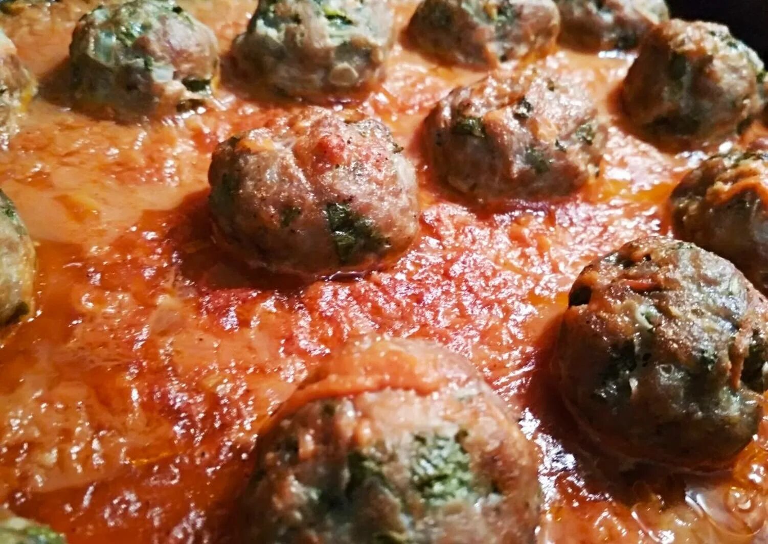 Биточки в луковом соусе. Котлеты в томатном соусе на сковороде. Вкусная подлива к любому гарниру. Куриные котлеты с подливкой. Котлеты с томатной подливкой рецепт.
