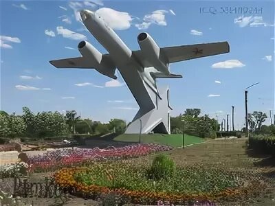 Чкаловская орск. Ил 28 Орск памятник. Орск памятник авиаторам. Самолет город Орск площадь Гагарина. Памятник Гагарину в Орске.