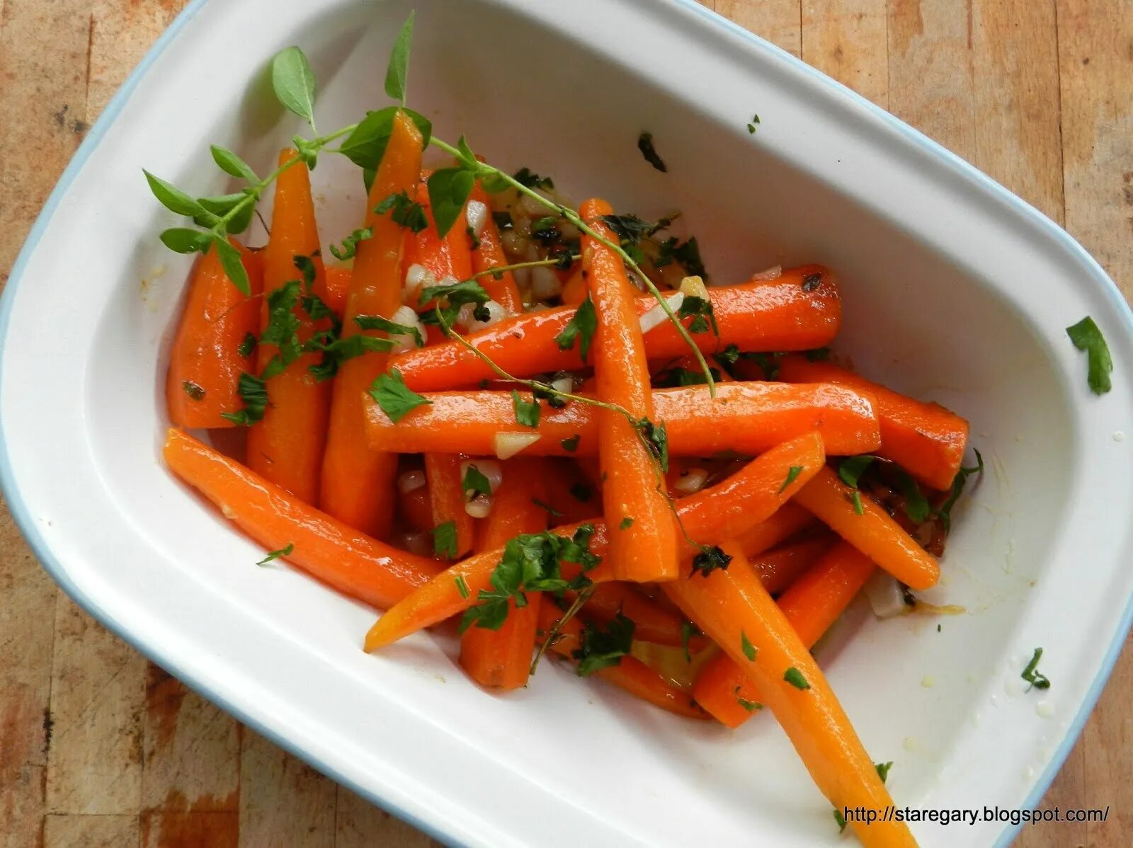 Печеная морковь в духовке. Морковный смузи. Морковь резаная. Цвет морковь со сливками. Блюда с морковкой.