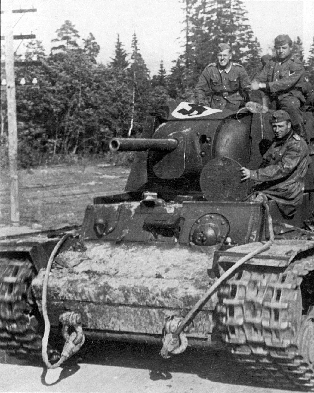 Какими были танки в начале. Танк кв-1 на службе вермахта. Танк кв1 и немцы. Немецкие танки 1941-1945. Танки СССР второй мировой войны кв1.