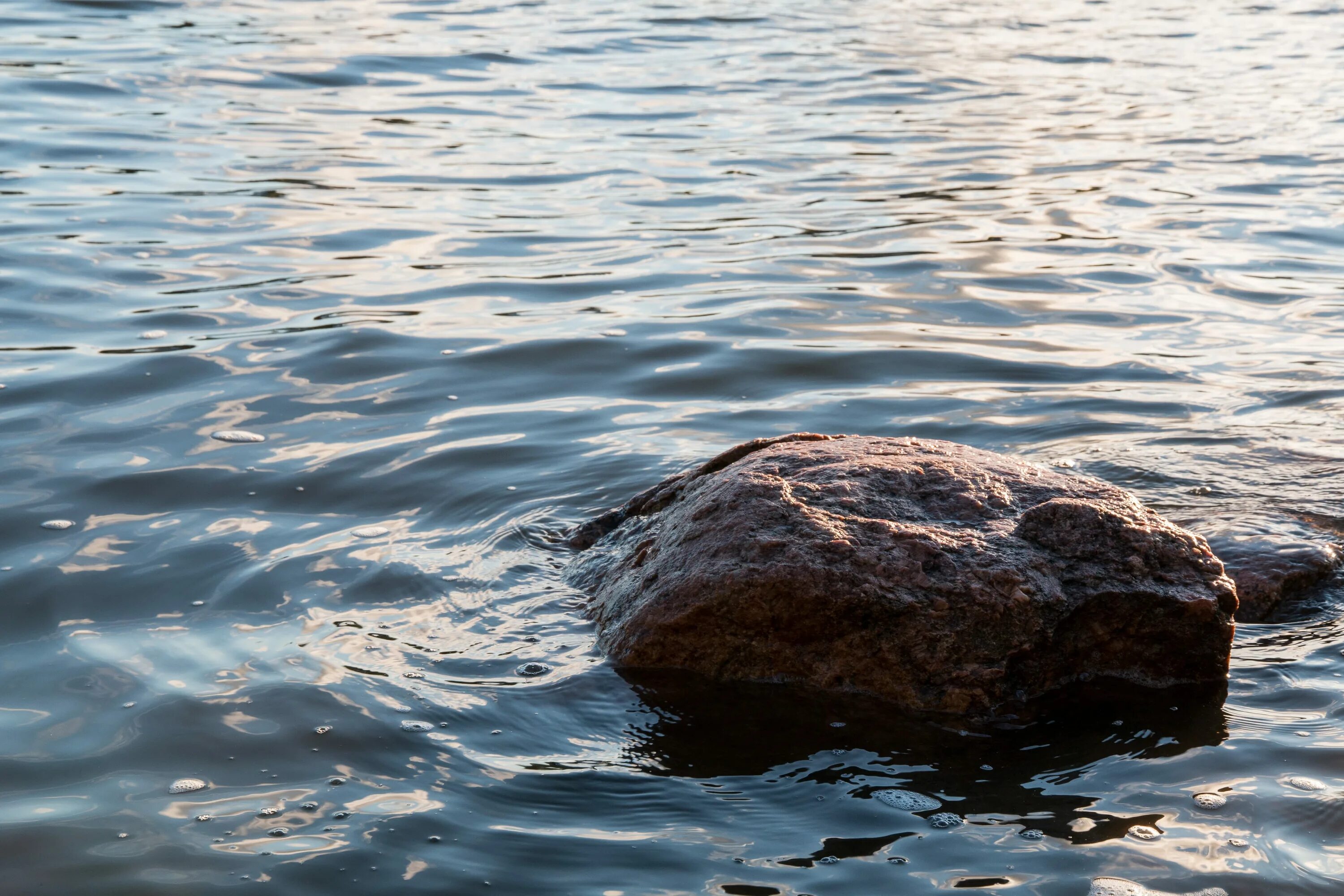 А жизнь мутная вода волна туда. Валун в воде. Камни в воде. Булыжник в воде. Большие камни в воде.