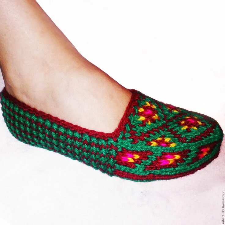 Тапочки вязаные ягодки. Следки с орнаментом. Тапочки светланы феськовой мк. Тунисское вязание следков. Тапочки с узором.