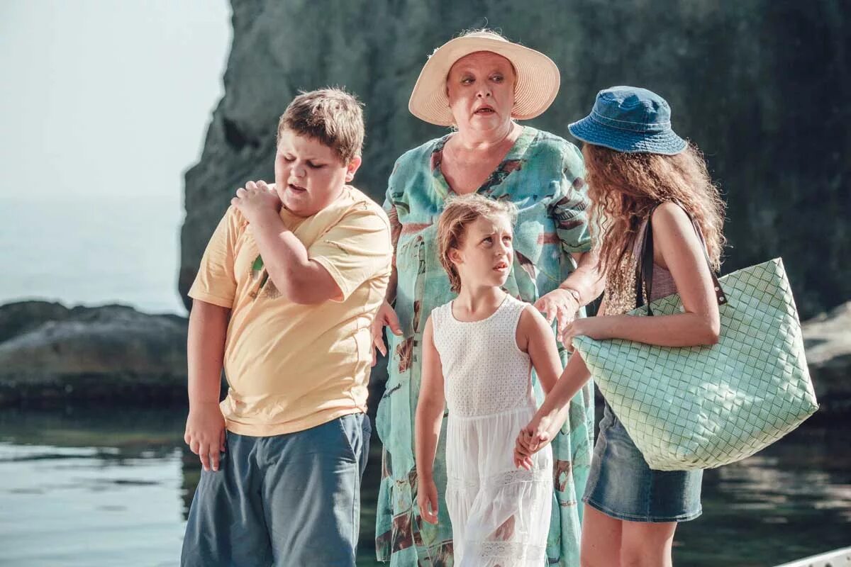 Драма приключения семейный. Комедии для всей семьи. Семейные комедии с детьми. Семья в доме у моря.