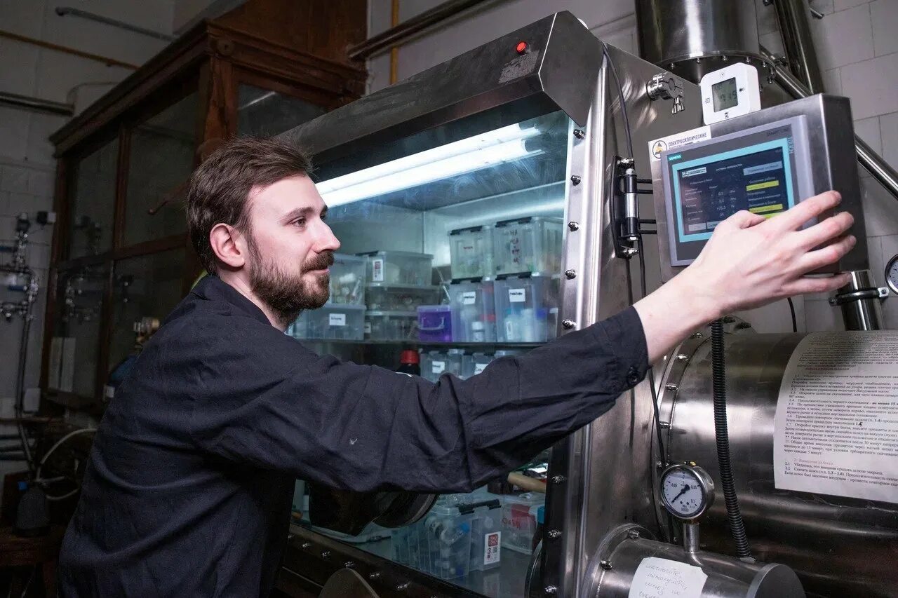 Мгу объявило. Лаборатория химического факультета мгу. Мгу медицина. Ученые мгу. Гладышев вадим николаевич биолог.