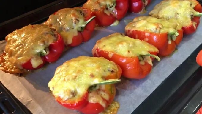 нафаршировать половинки перцев заморозка. фаршированные половинки перцев куриной грудкой. перец в духовке запеченный. перец с фаршем в духовке. фаршированные половинки перца.