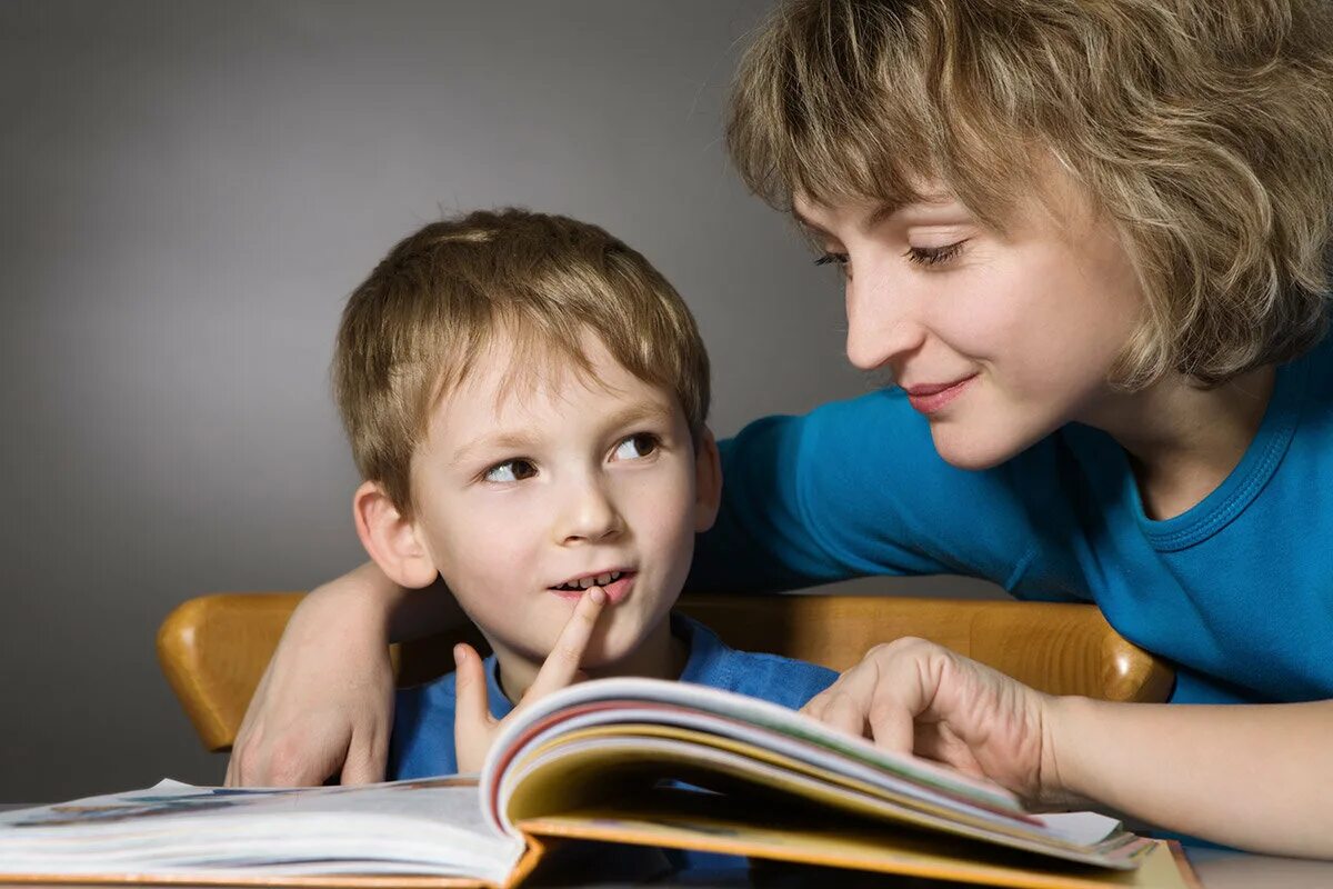 Родитель учащейся. Дети читают. Чтение для детей. Ребенок учит. Родители младших школьников.