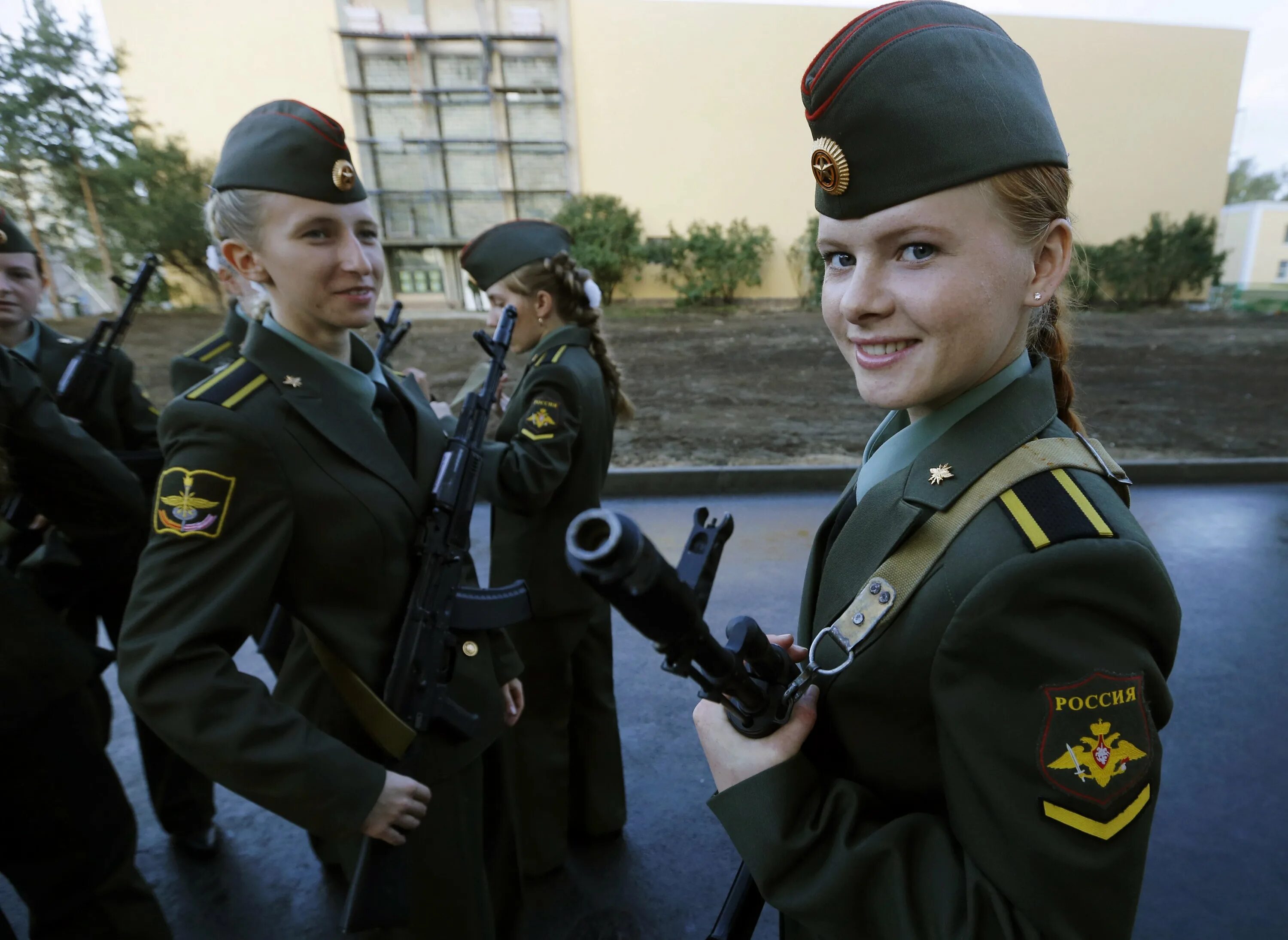 Хорошо ли быть военным. Академия связи в Санкт-Петербурге курсантки. Курсантки военной Академии связи. Военное училище для девушек. Военные учебные заведения для девушек.