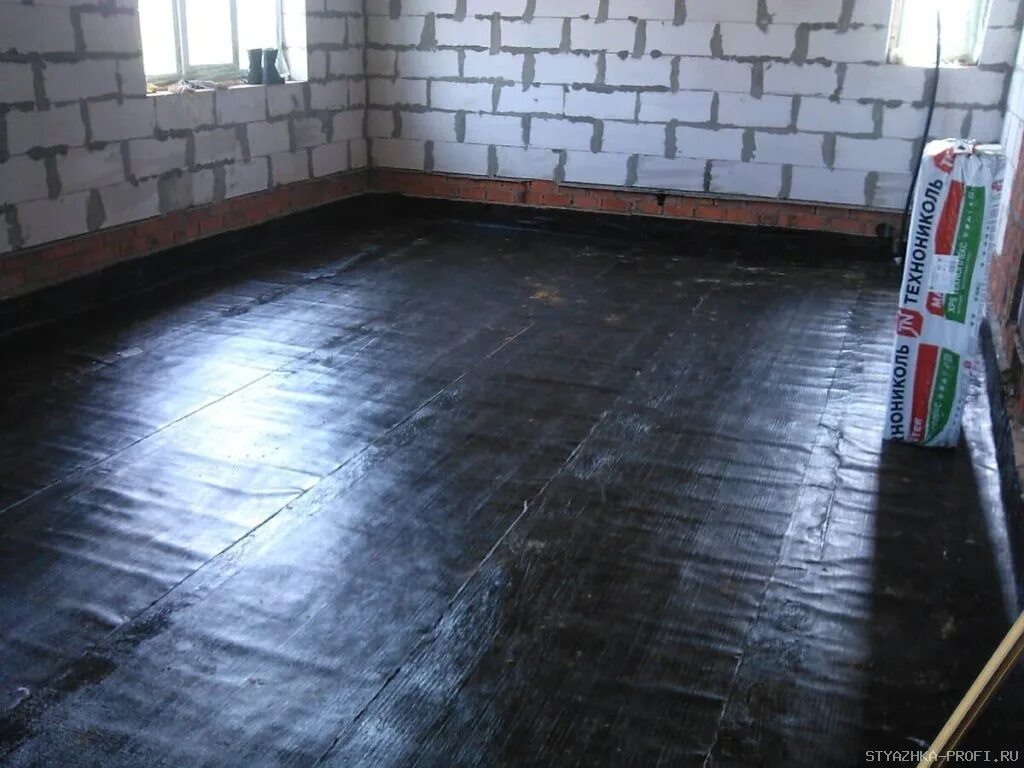 Заливка пола. Выравнивающая цементно-песчаная стяжка. Выравнивание стяжки пола. Стяжка бетонная м400. Стяжку пола положить.