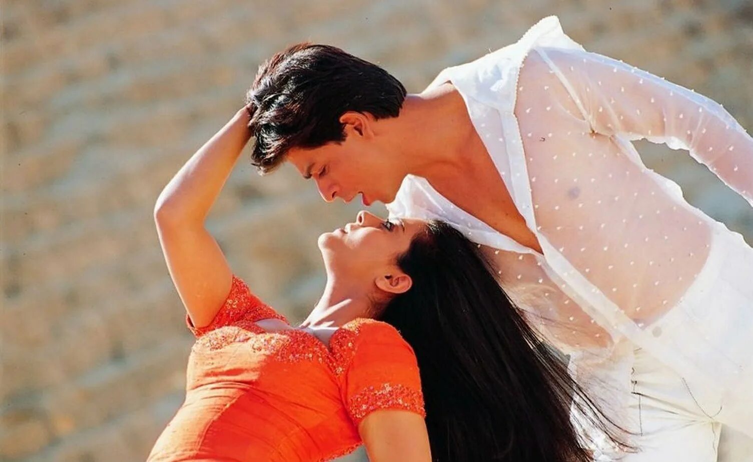 Srk khan 1997. Шахрукх кхан дивья бхарти безумная любовь. Deewana, 1992. Шахрукх кхан любовь. Шахрукх кхан любовь.