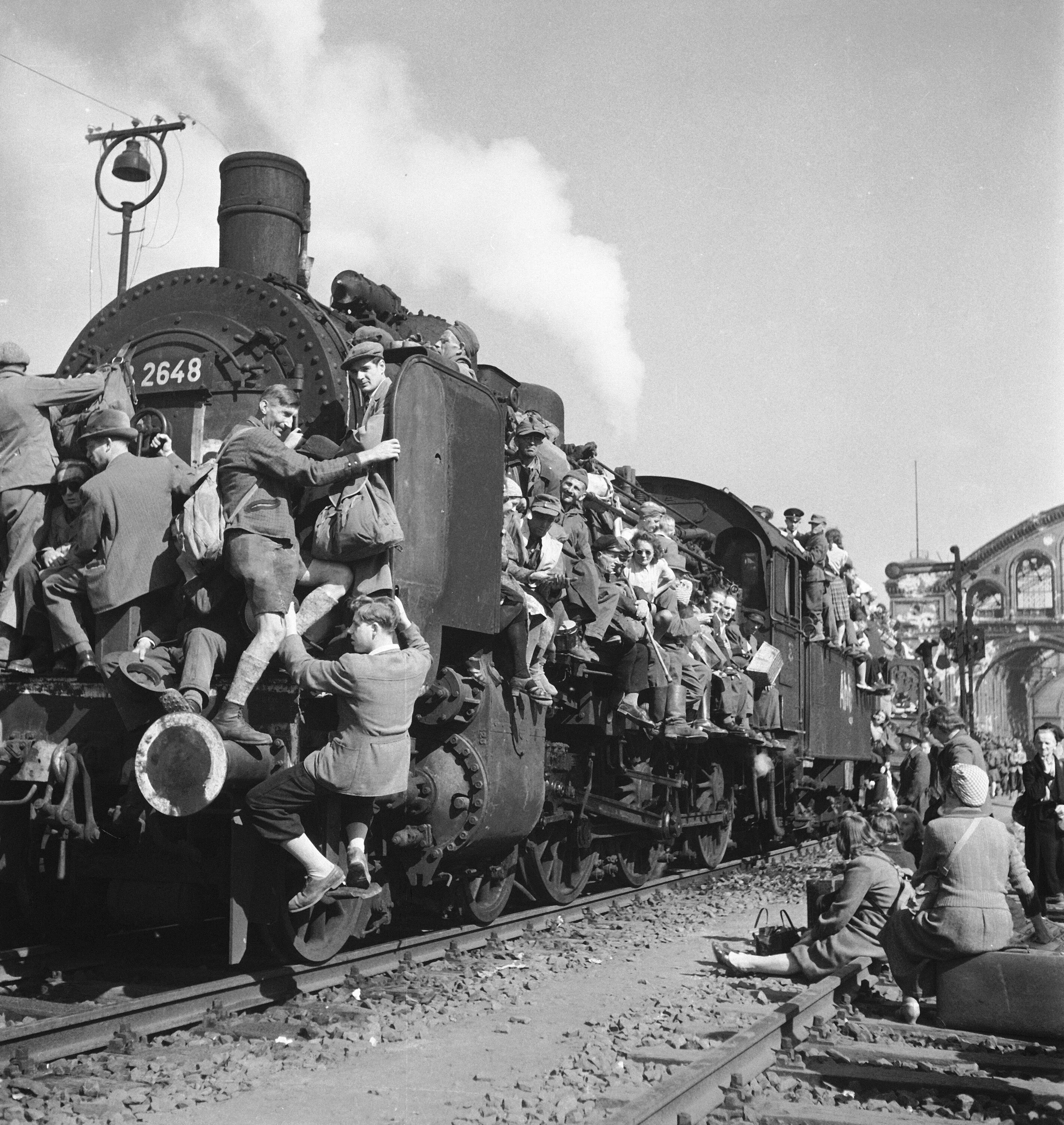 Поезд в годы великой отечественной войны. Военный эшелон 1941. Ангальтский вокзал в Берлине 1944. Поезда эшелоны Великой Отечественной войны 1941-1945. Вокзал 1941 ВОВ.