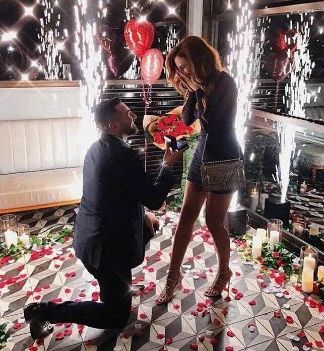 Мужчина делает предложение. Предложение руки и сердца. Предложение руки и сердца. Пряня делает предложение. Девушка устроила парню.