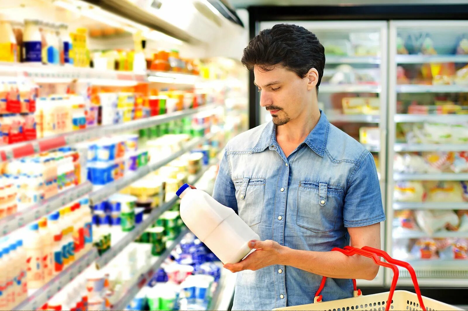 Человек прилавок. Покупатель в магазине. Человек с продуктами. Супермаркет. Товар информация покупатель.