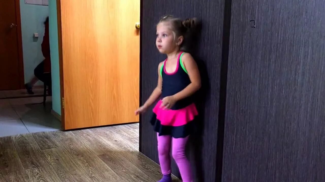 Сериал милашки нетфликс. Пчелки тверк оренбург. Фильм про тверк девочки. Твёрк дети. Тверк детей.