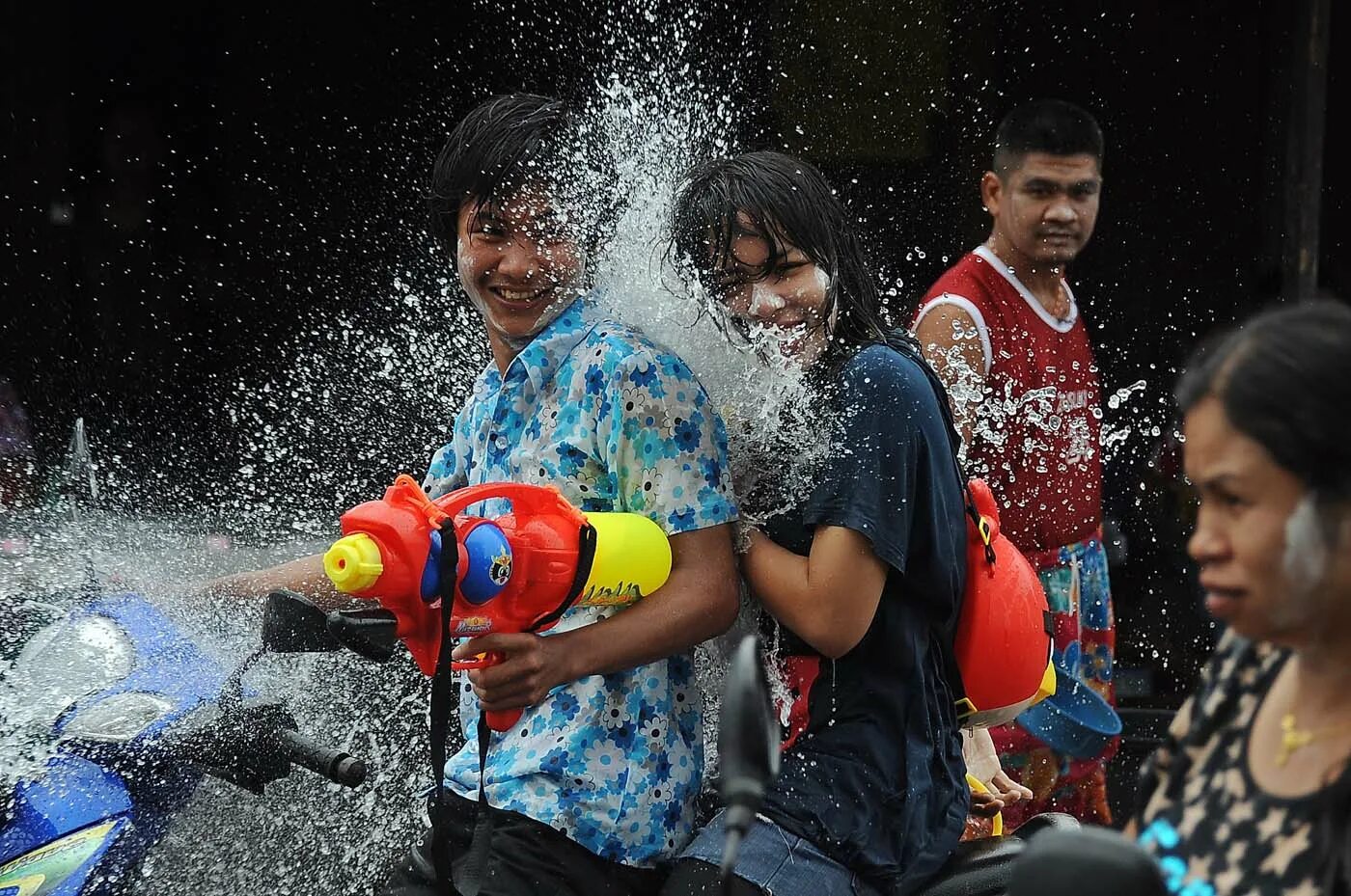 Сонгкран. Сонгкран пати. Сонгкран в Паттайе. Хаапи Сонгкран. Water fights