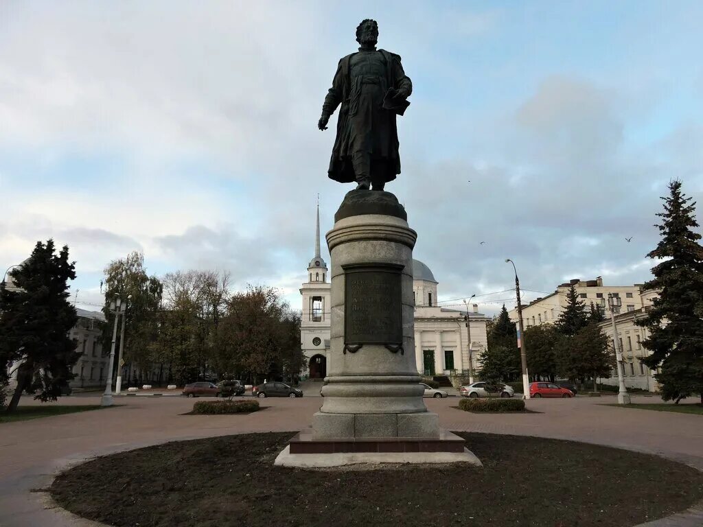 Никитин какие памятники. Памятник Афанасию Никитину в Твери. Никитин Тверь памятник Афанасию.