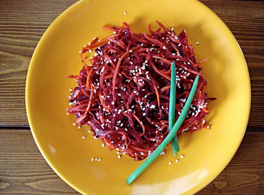 Салат горгона с корейской. Салат с говядиной морковью корейской и болгарским перцем. Салат с морковью и луком. Салат горгона с корейской. Салат с говядиной и корейской морковью.