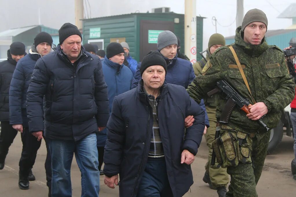 Новости украины сегодня жесткая правда за последний. Новости украины сегодня жесткая правда за последний. Похороны владика шихова. Новости украины сегодня жесткая правда за последний. Толпа людей митинг.