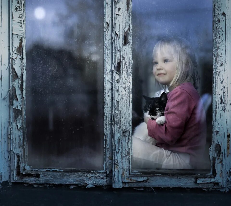 Девочка у окна. Дети ждут. Маленькая девочка у окна. Ребенок у окна зима. Дети скучают по маме