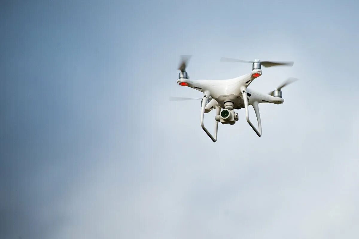 DJI Phantom 4 Pro. Современные дроны. Летающий беспилотник. Коптер в небе. Дрон в небе фото