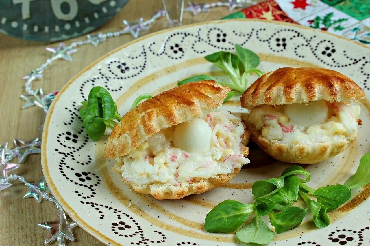 Тарталетки киш. Корзиночки со шпинатом и сыром. Слоеные трубочки с салатом. Альмерия тарталетки. Салат корзина из сыра.