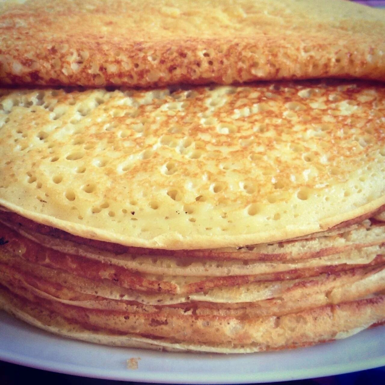 Блинчики на дрожжах с кипятком. Блинчики на дрожжах с кипятком. Блинчики на дрожжах с кипятком. Блины на кефире с кипятком ажурные. Блинчики тонкие с дырочками.