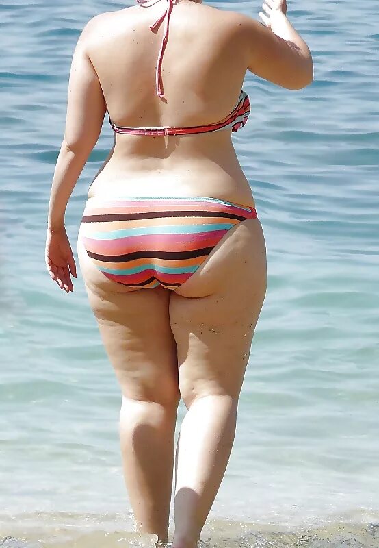 Mature ass panties. Красивые широкие бедра с целлюлитом. Полные женщины с целлюлитом. Целлюлит на пляже.