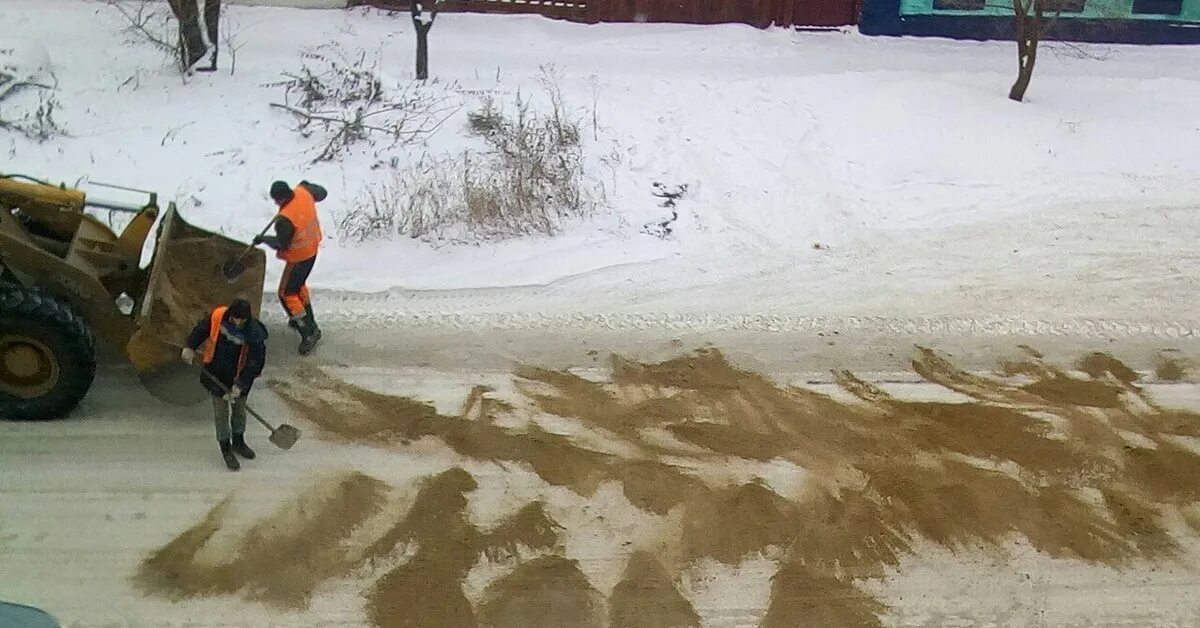 Посыпка дорог песком. Песок на дороге зимой. Песок от гололеда. Дороги посыпают песком.