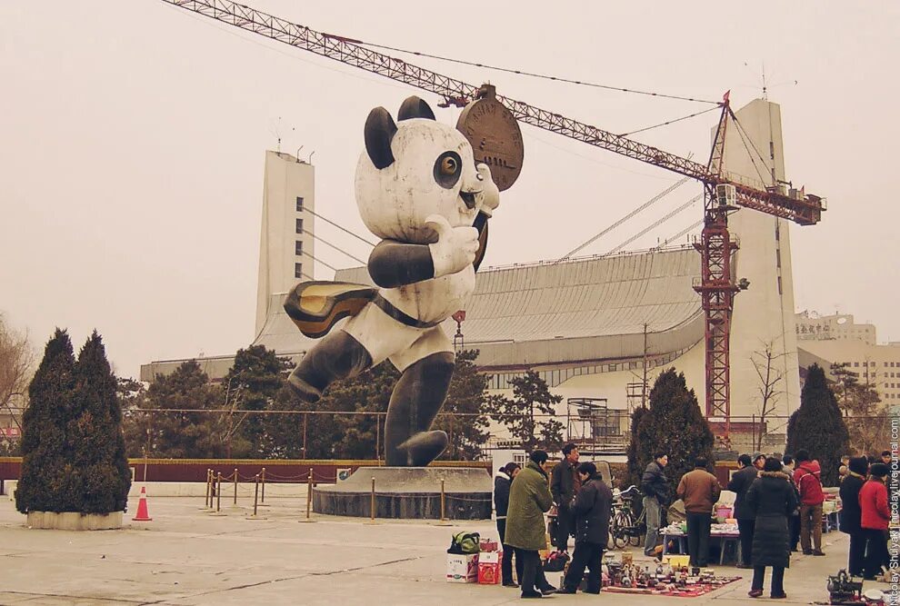 Это наше единственное развлечение. Пекин 2006. Hongluo Clubhouse (2006; Пекин, Китай)..